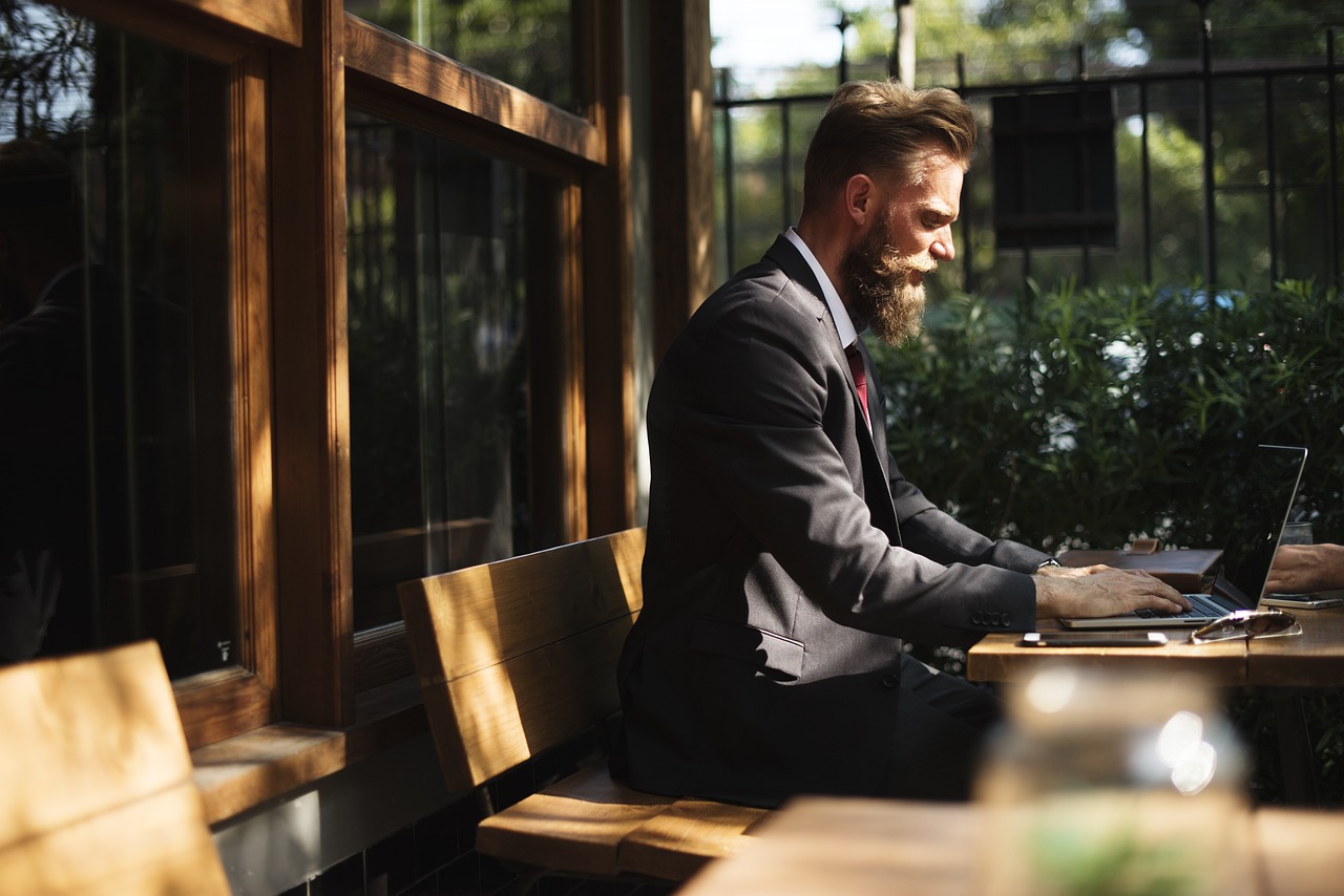 découvrez le business model canvas, un outil stratégique essentiel pour les entrepreneurs et les entreprises. apprenez à visualiser et à structurer votre modèle d'affaires, à identifier vos clients cibles, vos canaux de vente et vos sources de revenus, tout en optimisant vos propositions de valeur. idéal pour les startups et les projets innovants.