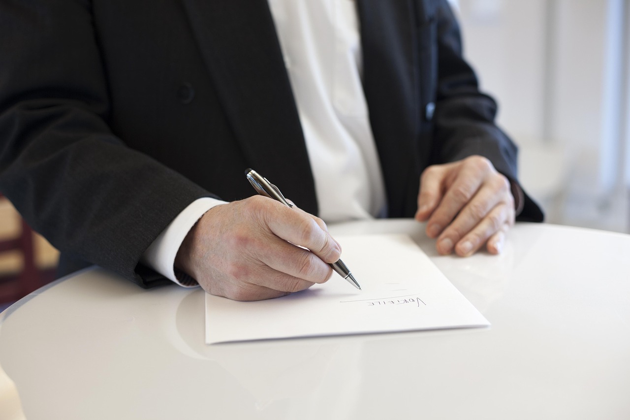 découvrez les essentiels d'un contrat commercial : définition, types, éléments clés et conseils pour rédiger un accord solide et conforme aux normes juridiques en vigueur.