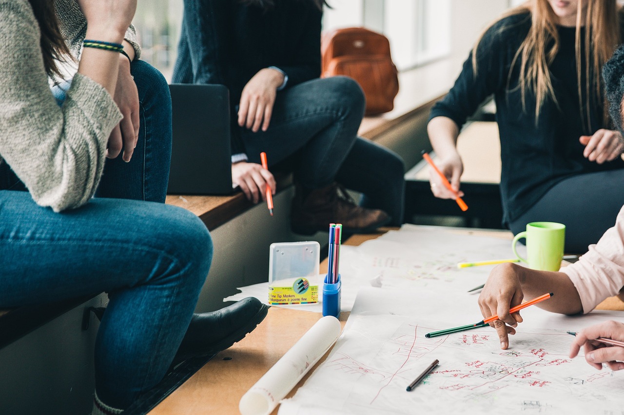 découvrez l'importance de la collaboration dans le succès des projets. apprenez comment travailler efficacement en équipe, partager des idées et atteindre des objectifs communs grâce à une communication transparente et un esprit de coopération.