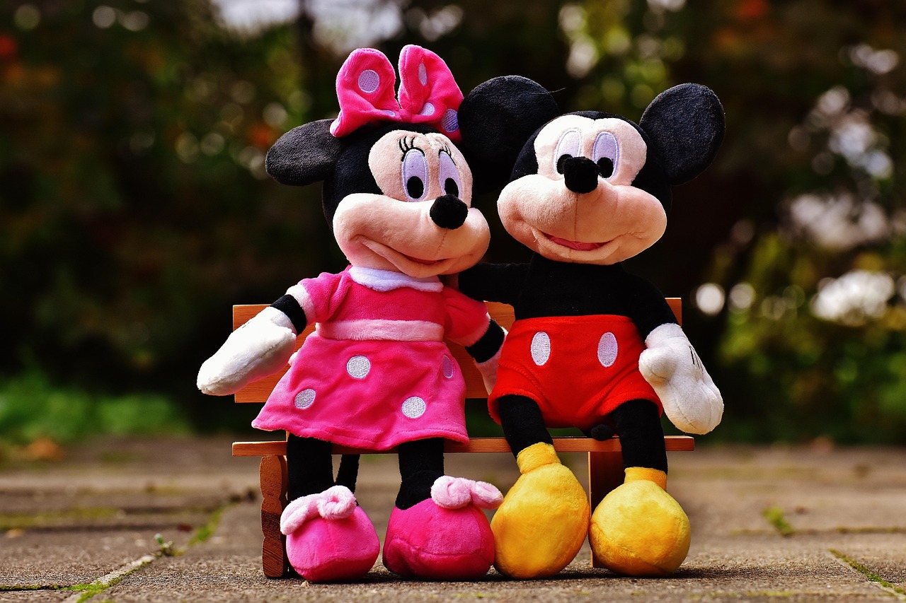 découvrez un large choix de produits dérivés disney : peluches, vêtements, accessoires et objets de collection pour petits et grands fans de l'univers magique disney. livraison rapide et offres exclusives.