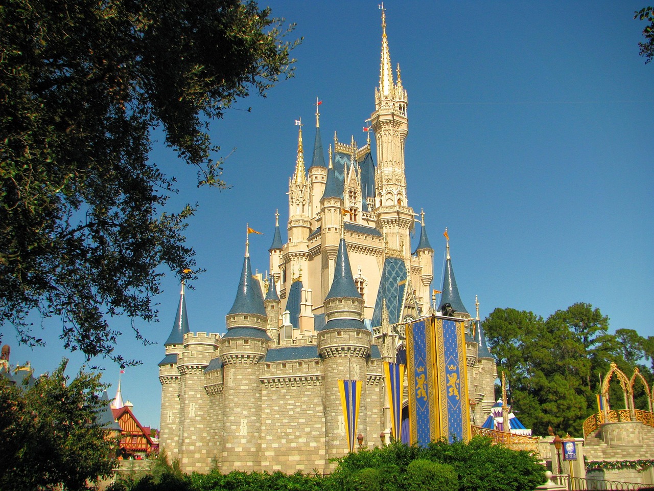 achetez vos billets disney au meilleur prix ! découvrez nos offres spéciales pour accéder aux parcs disney, profiter des attractions magiques et vivre une expérience inoubliable en famille ou entre amis.