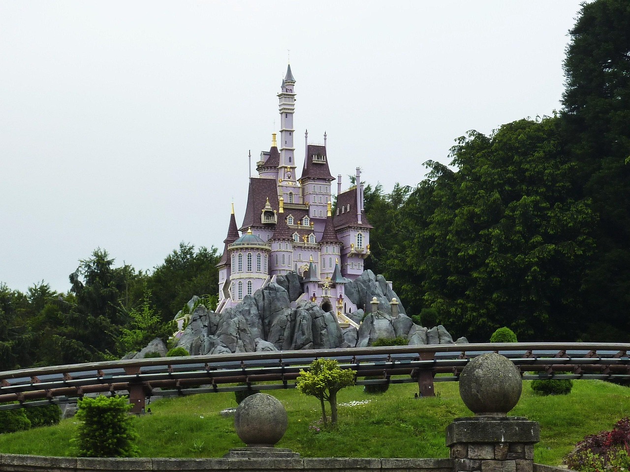 découvrez nos packages disneyland paris 2025 : hébergements, billets et expériences exclusives pour un séjour magique en famille ou entre amis. réservez dès maintenant vos vacances de rêve !