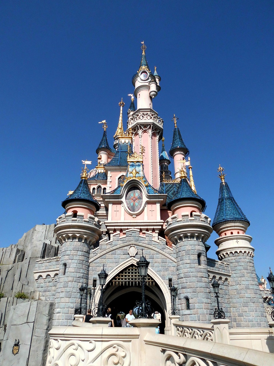découvrez la magie de disneyland paris ! réservez vos billets en ligne pour profiter des attractions, spectacles et expériences inoubliables en famille ou entre amis au meilleur prix.