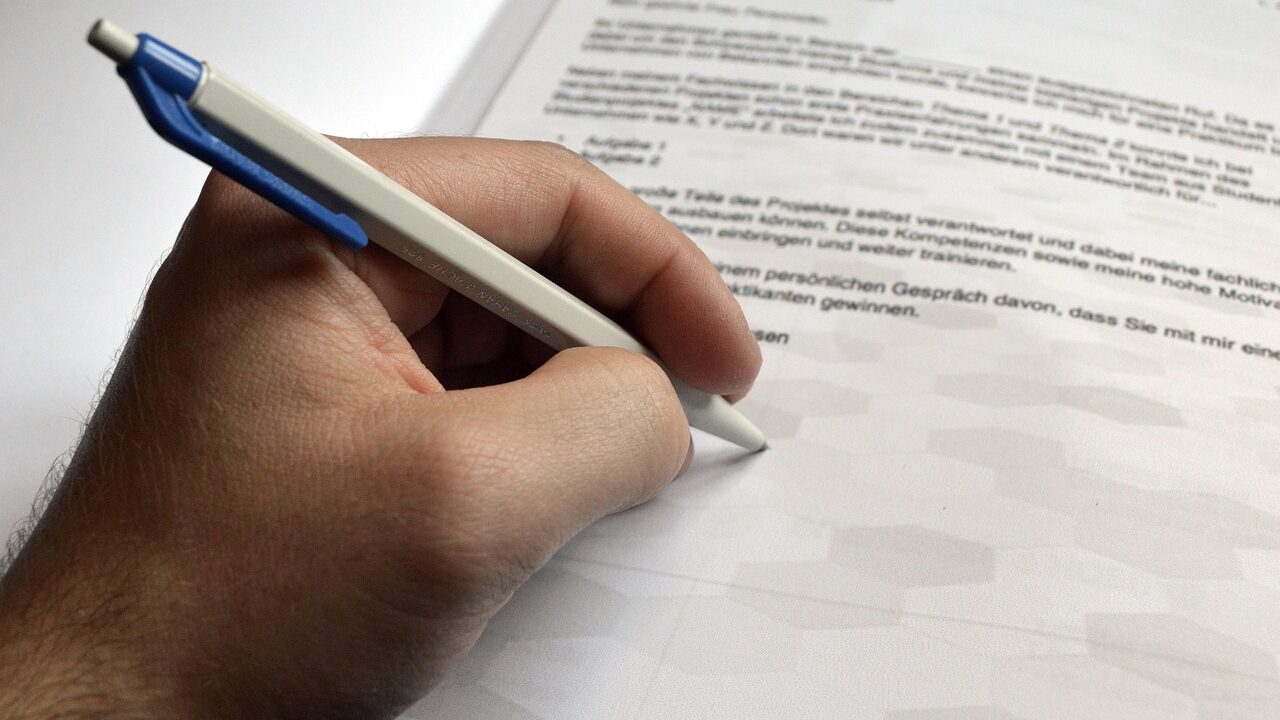 Réussir sa lettre de motivation staps : conseils et exemples pour 2025